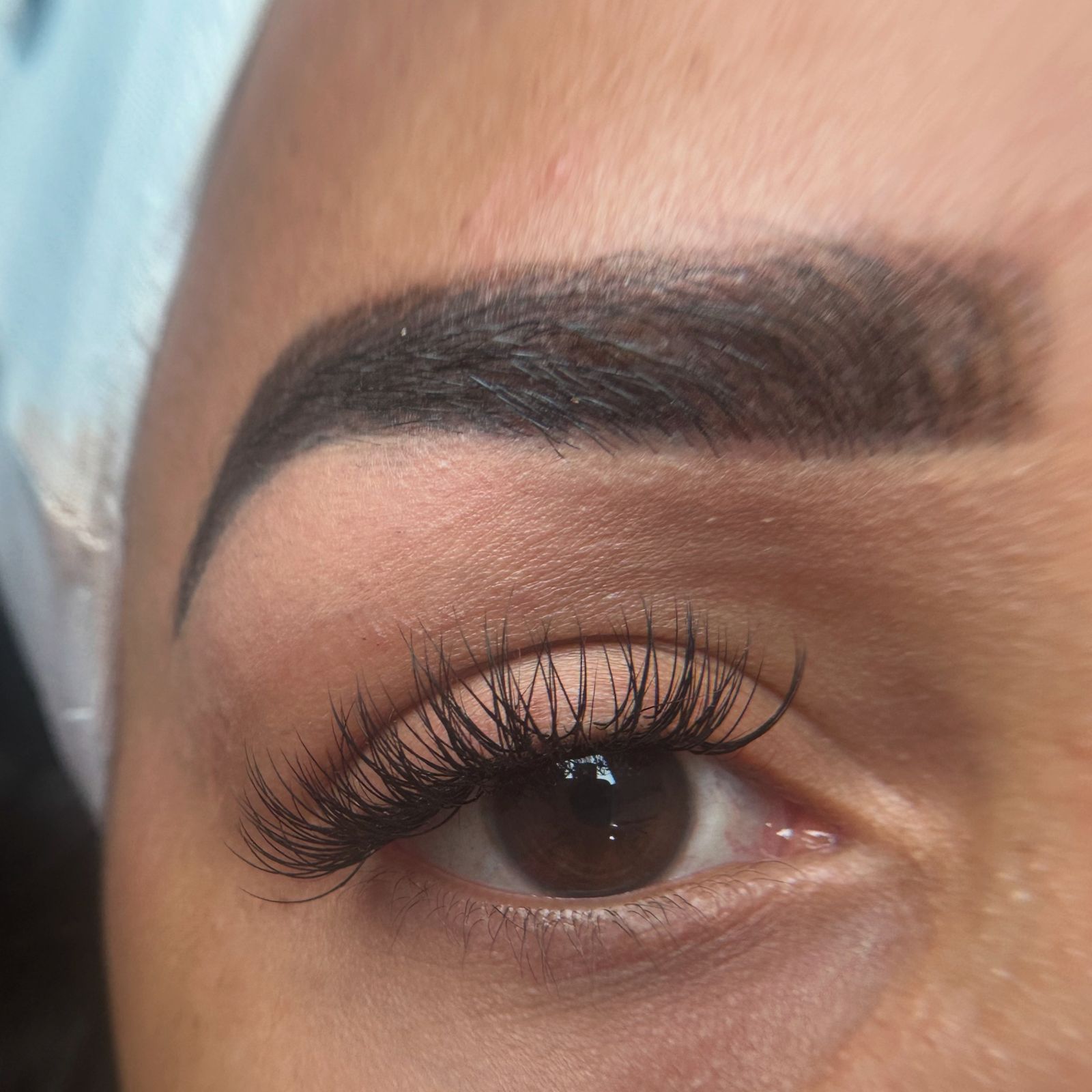 Diseño de cejas y extensiones de pestañas